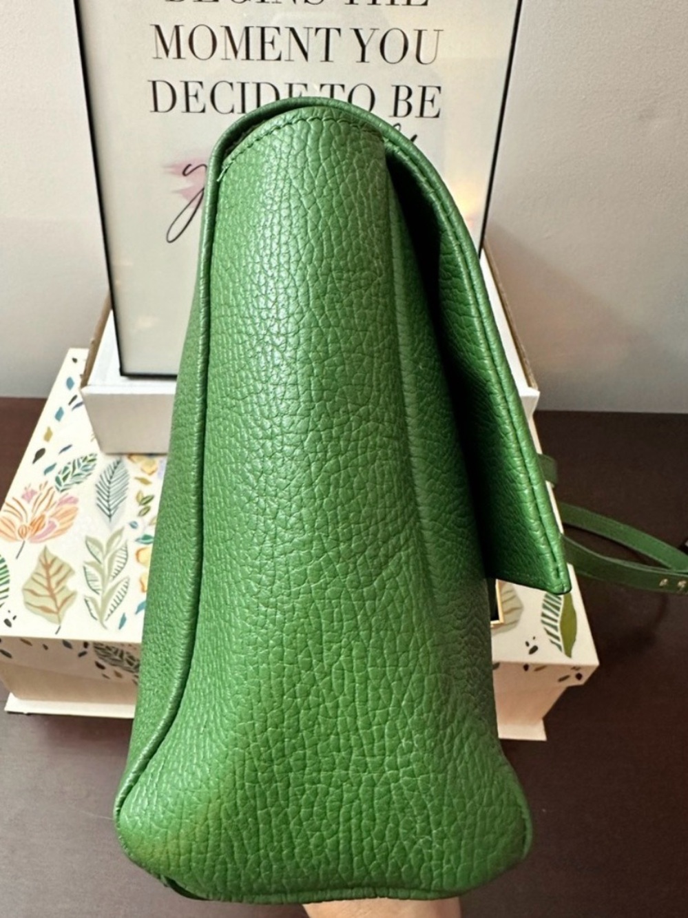 Authentic Versace Green Leather Shoulder Bag with Iconic Gold Medusa Emblem - Picture 4 of 10